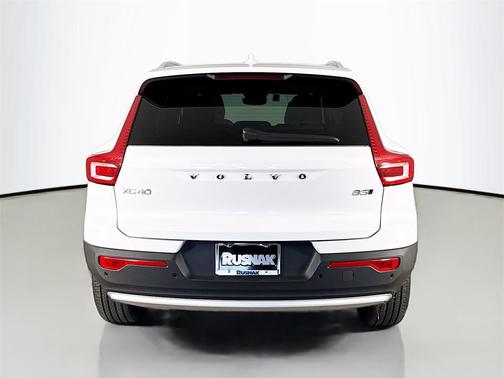 2025 Volvo XC40 B5 Ultra Bright Theme