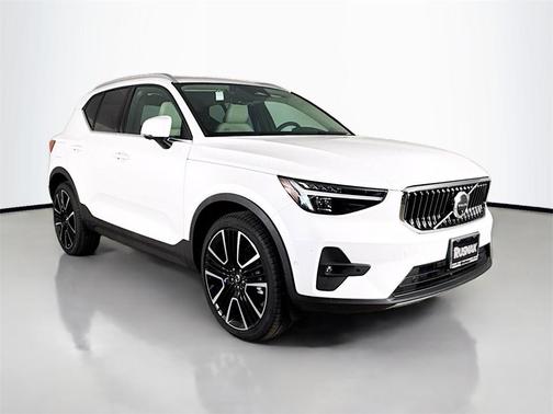 2025 Volvo XC40 B5 Ultra Bright Theme