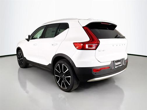 2025 Volvo XC40 B5 Ultra Bright Theme