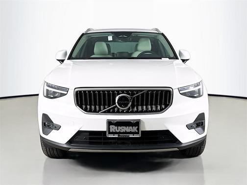 2025 Volvo XC40 B5 Ultra Bright Theme