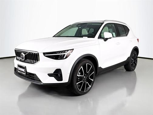 2025 Volvo XC40 B5 Ultra Bright Theme