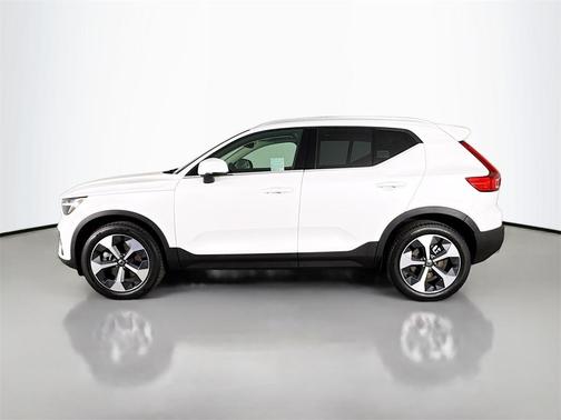 2025 Volvo XC40 B5 Core Bright Theme
