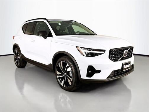 2025 Volvo XC40 B5 Plus Dark Theme