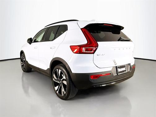 2025 Volvo XC40 B5 Plus Dark Theme