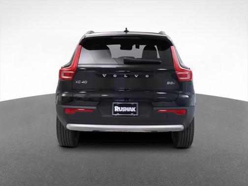 2025 Volvo XC40 B5 Core Bright Theme