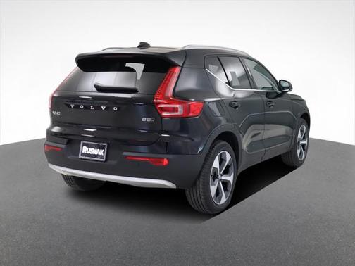 2025 Volvo XC40 B5 Core Bright Theme
