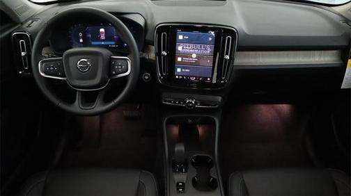 2025 Volvo XC40 B5 Core Bright Theme