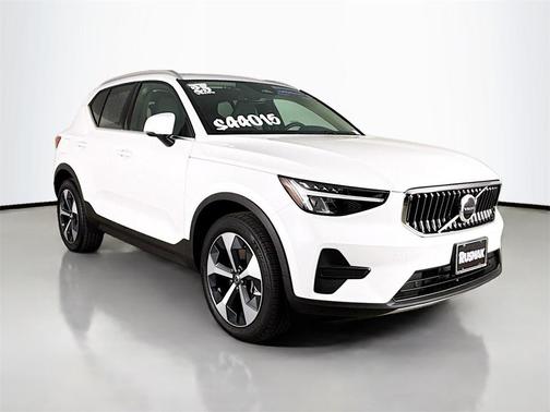 2025 Volvo XC40 B5 Core Bright Theme