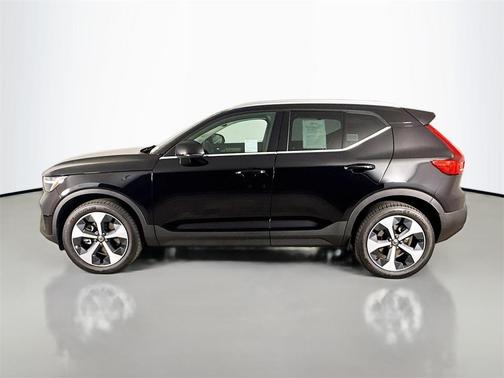 2025 Volvo XC40 B5 Core Bright Theme
