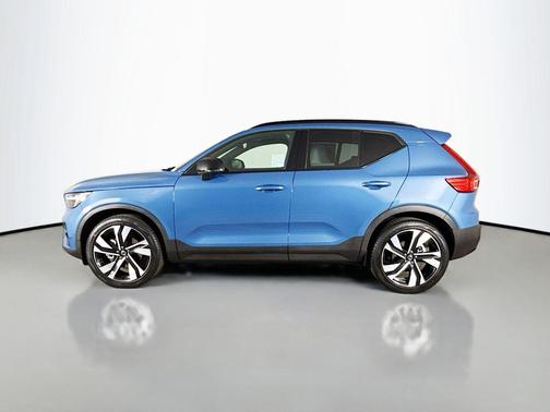 2023 Volvo XC40 B5 Ultimate Dark Theme