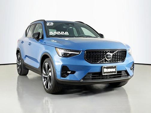 2023 Volvo XC40 B5 Ultimate Dark Theme