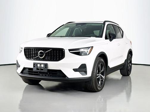 Crystal White 2026 Volvo XC40 Core, B5 AWD Gas (mild hybrid), Dark