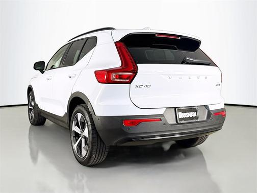 2026 Volvo XC40 Plus, B5 AWD Gas (mild hybrid), Dark