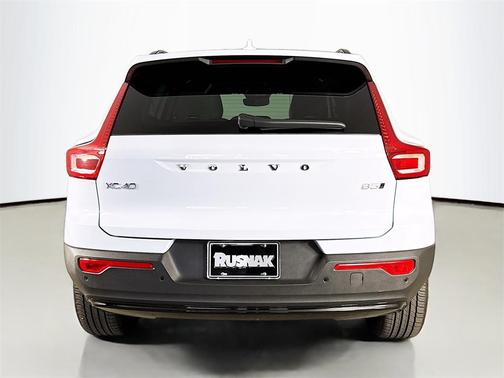 2026 Volvo XC40 Plus, B5 AWD Gas (mild hybrid), Dark