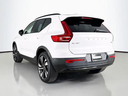 2026 Volvo XC40 Ultra, B5 AWD Gas (mild hybrid), Dark