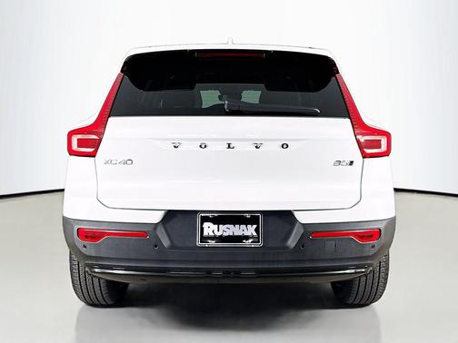 2026 Volvo XC40 Ultra, B5 AWD Gas (mild hybrid), Dark