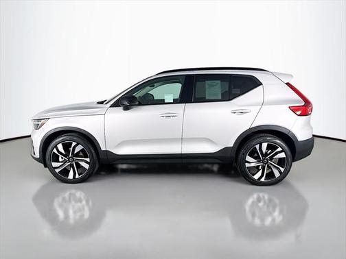 2025 Volvo XC40 B5 Plus Dark Theme