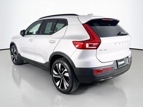 2025 Volvo XC40 B5 Plus Dark Theme