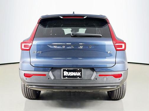 2026 Volvo XC40 Core, B4 FWD Gas (mild hybrid), Dark