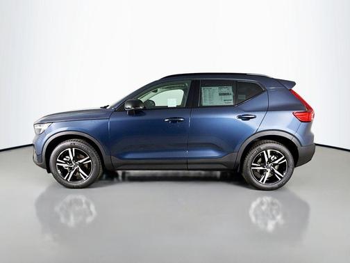 2026 Volvo XC40 Core, B4 FWD Gas (mild hybrid), Dark