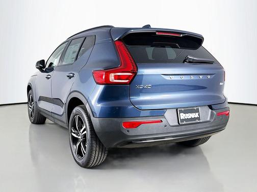 2026 Volvo XC40 Core, B4 FWD Gas (mild hybrid), Dark