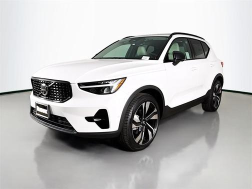 2025 Volvo XC40 B5 Plus Dark Theme