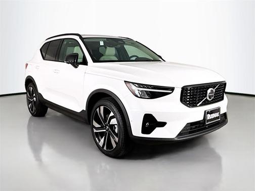 2025 Volvo XC40 B5 Plus Dark Theme