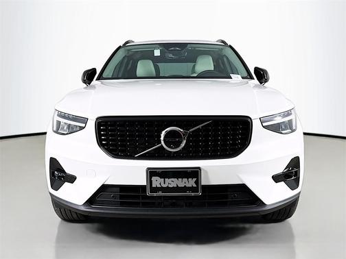 2025 Volvo XC40 B5 Plus Dark Theme