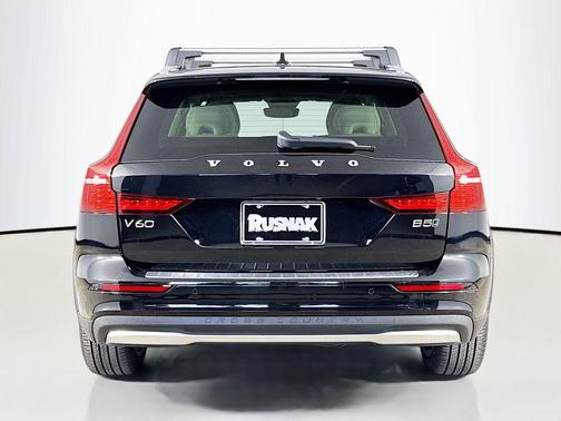 2026 Volvo V60 Cross Country Plus, B5 AWD Gas (mild hybrid)