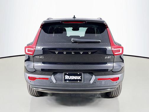 2026 Volvo XC40 Ultra, B5 AWD Gas (mild hybrid), Dark