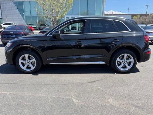 Mythos Black Metallic 2023 Audi Q5 40 Premium