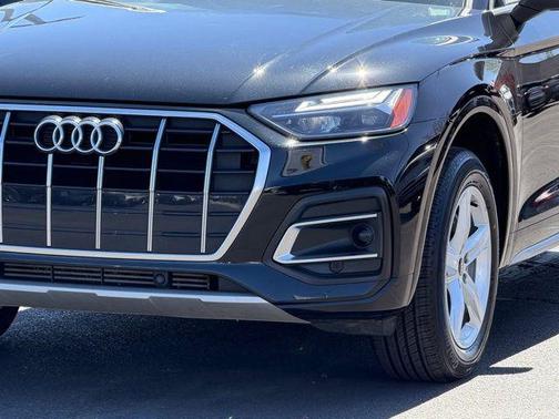 Mythos Black Metallic 2023 Audi Q5 40 Premium