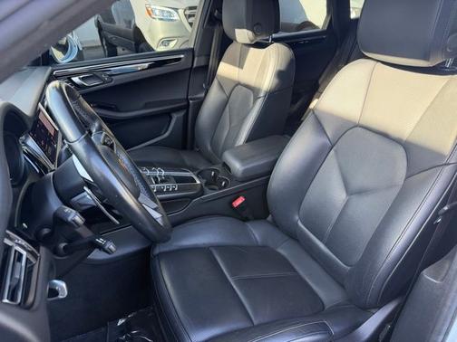 Carrara White Metallic 2019 Porsche Macan