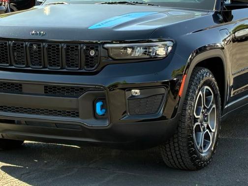 Diamond Black Crystal Pearlcoat 2023 Jeep Grand Cherokee Trailhawk 4xe
