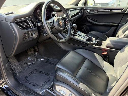 Jet Black Metallic 2025 Porsche Macan