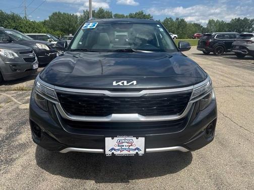 Gray 2023 Kia Seltos EX