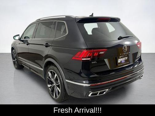 Deep Black Pearl Effect 2024 Volkswagen Tiguan 2.0T SEL R-Line