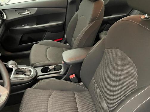Photo 5 of 10 of 2019 Kia Forte LXS