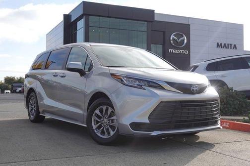 2023 Toyota Sienna LE