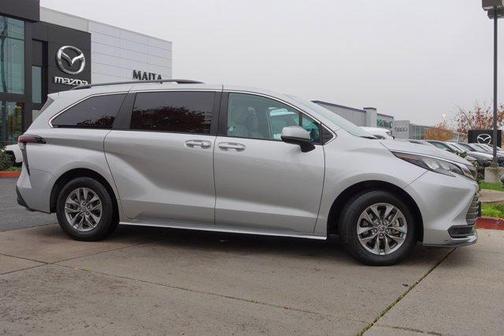 2024 Toyota Sienna LE