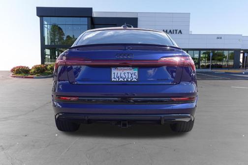 Navarra Blue Metallic 2022 Audi e-tron S line Premium