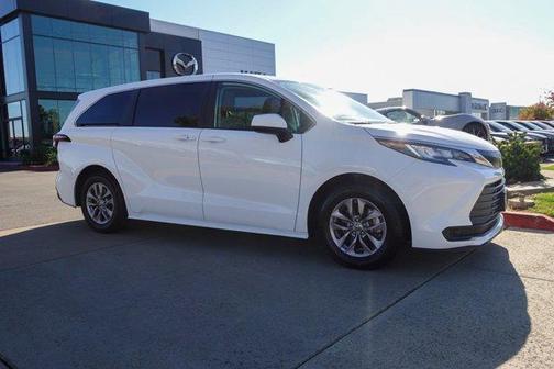 2023 Toyota Sienna LE
