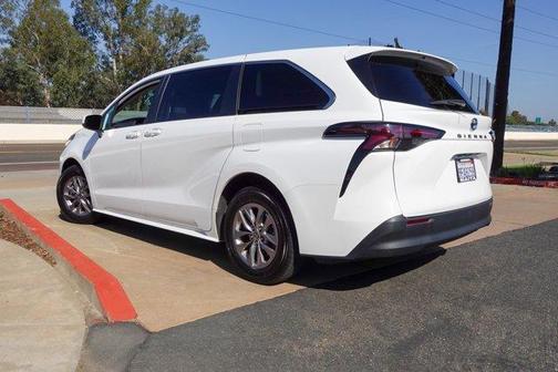 2023 Toyota Sienna LE