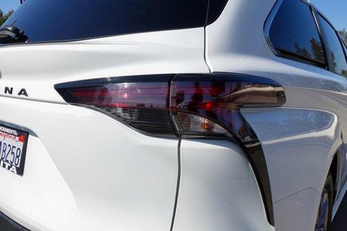 2023 Toyota Sienna LE