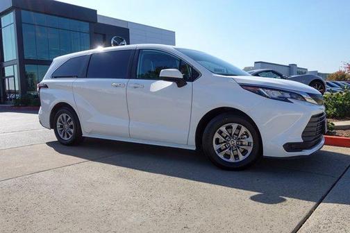 2023 Toyota Sienna LE