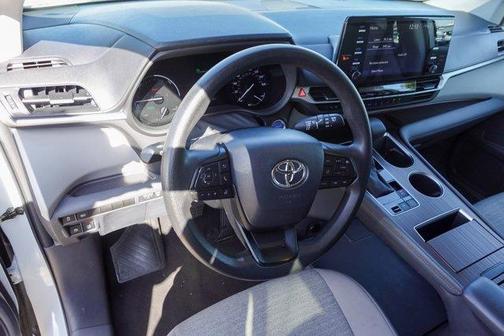 2023 Toyota Sienna LE