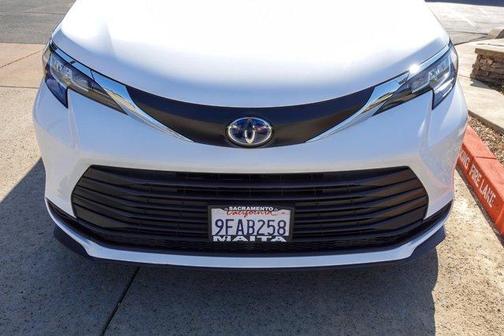 2023 Toyota Sienna LE