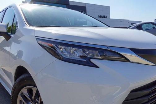 2023 Toyota Sienna LE