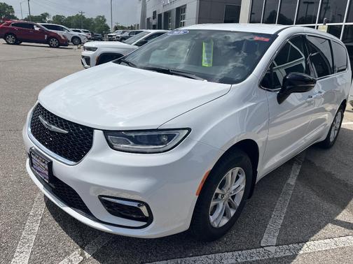 Bright White Clearcoat 2026 Chrysler Pacifica Select