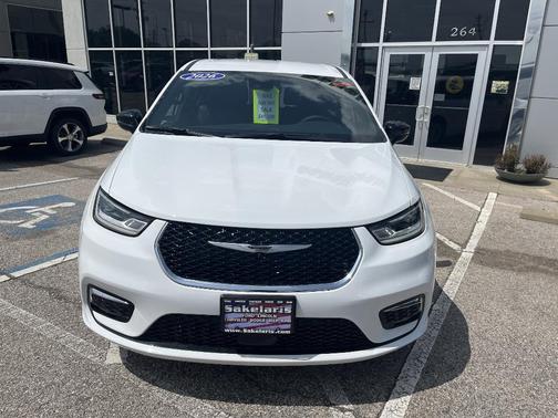 Bright White Clearcoat 2026 Chrysler Pacifica Select